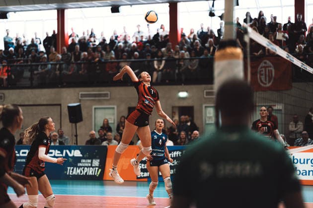 Volleyball Women Season 2025 2026 Volleyball Bundesliga ETV Hamburger Volksbank Volleys vs Schwarz Weiß Erfurt 15 02 2026 Leonie Körtzinger 7, ETV Hamburger Volksbank Volleys on the attack Hamburg Sporthalle Hoheluft Hamburg Germany