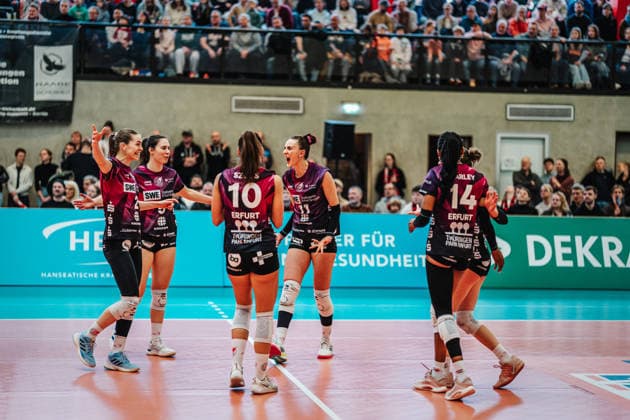 Volleyball Women Season 2025 2026 Volleyball Bundesliga ETV Hamburger Volksbank Volleys vs Schwarz Weiß Erfurt 15 02 2026 Erfurt cheers, in the middle Isabel Kovacic 11, Schwarz Weiß Erfurt Hamburg Sporthalle Hoheluft Hamburg Germany