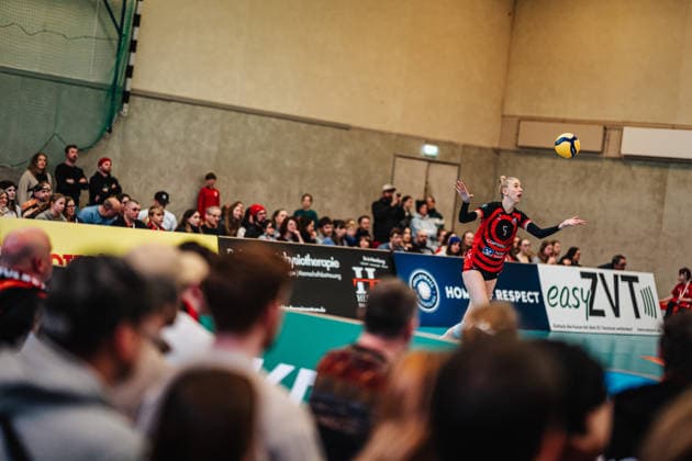 Volleyball Women Season 2025 2026 Volleyball Bundesliga ETV Hamburger Volksbank Volleys vs Schwarz Weiß Erfurt 15 02 2026 Anna Hartig 5, ETV Hamburger Volksbank Volleys serving Hamburg Sporthalle Hoheluft Hamburg Germany