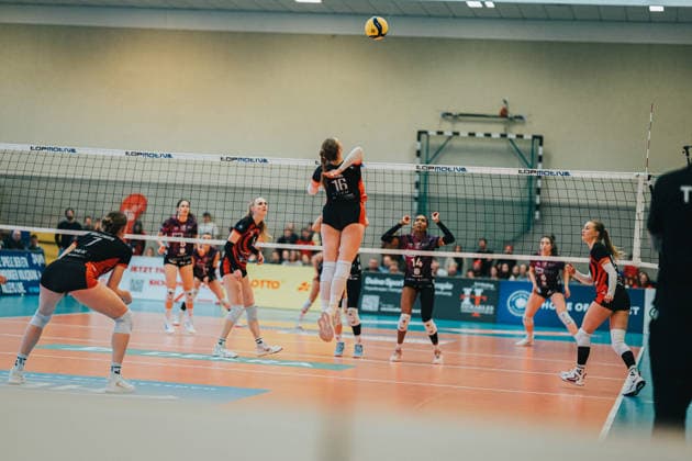 Volleyball Women Season 2025 2026 Volleyball Bundesliga ETV Hamburger Volksbank Volleys vs Schwarz Weiß Erfurt 15 02 2026 Lilly Faroß 16, ETV Hamburger Volksbank Volleys at the attack Hamburg Sporthalle Hoheluft Hamburg Germany