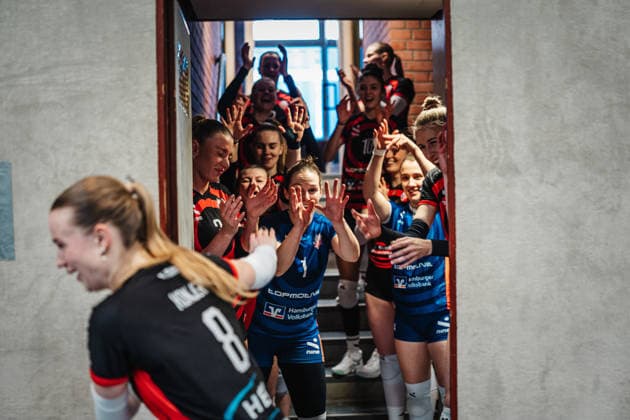Volleyball Women Season 2025 2026 Volleyball Bundesliga ETV Hamburger Volksbank Volleys vs Schwarz Weiß Erfurt 15 02 2026 Zoe Konjer 8, ETV Hamburger Volksbank Volleys runs into the hall and is cheered on by her team Hamburg Sporthalle Hoheluft Hamburg Germany