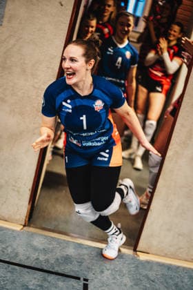 Volleyball Women Season 2025 2026 Volleyball Bundesliga ETV Hamburger Volksbank Volleys vs Schwarz Weiß Erfurt 15 02 2026 Jana Marie Meiser 1, ETV Hamburger Volksbank Volleys runs into the hall Hamburg Sporthalle Hoheluft Hamburg Germany