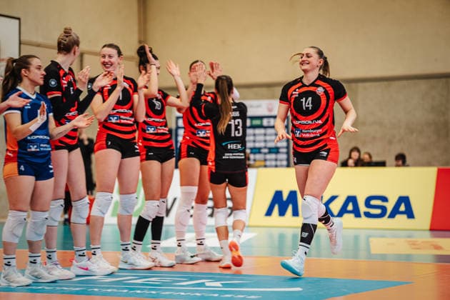 Volleyball Women Season 2025 2026 Volleyball Bundesliga ETV Hamburger Volksbank Volleys vs Schwarz Weiß Erfurt 15 02 2026 Fiona Dittmann 14, ETV Hamburger Volksbank Volleys runs into the hall Hamburg Sporthalle Hoheluft Hamburg Germany