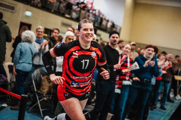Volleyball Women Season 2025 2026 Volleyball Bundesliga ETV Hamburger Volksbank Volleys vs Schwarz Weiß Erfurt 15 02 2026 Louisa Krams 17, ETV Hamburger Volksbank Volleys runs into the hall Hamburg Sporthalle Hoheluft Hamburg Germany