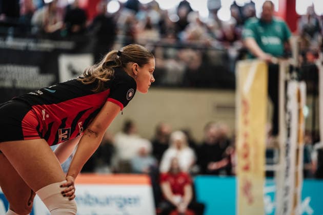 Volleyball Women Season 2025 2026 Volleyball Bundesliga ETV Hamburger Volksbank Volleys vs Schwarz Weiß Erfurt 15 02 2026 Svea Frobel 11, ETV Hamburger Volksbank Volleys waiting to serve Hamburg Sporthalle Hoheluft Hamburg Germany