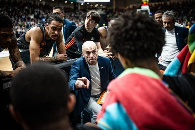 Rodrigo Pastore Head Coach Chemnitz 99ers during timeout, Vet Concept Gladiators Trier vs Chemnitz 99ers, Basketball, easyCredit BBL, Matchday 20, Season 2025 2026, 15 02 2026 Vet Concept Gladiators Trier vs Chemnitz 99ers, Basketball, easyCredit BBL, Matchday 20, Season 2025 2026, 15 02 2026 Copyright: xEibner-Pressefoto AlexanderxNeisx EP_ANS