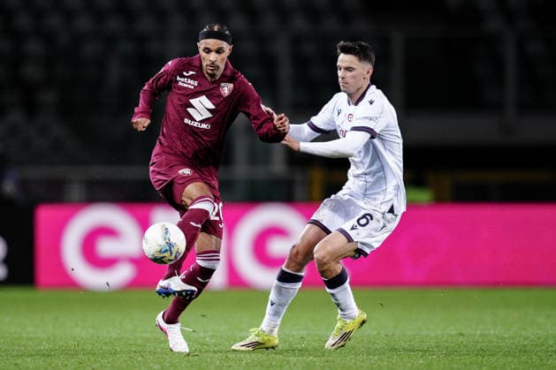 Torino™s Valentino Lazaro fights for the ball with Bologna s Mihajlo Ilic during the Serie A soccer match between Torino and Bologna at the Stadio Olimpico Grande Torino in Turin, north west Italy - Sunday, February 15, 2025. - Soccer .  Copyright: xMarcoxAlpozzi LaPressex