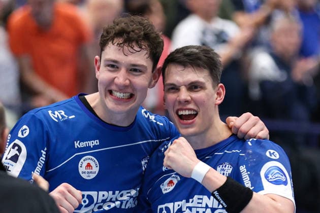 15 02 2026, xKWIx, Handball, DAIKIN HBL, TBV Lemgo Lippe HC Erlangen, PHOENIX CONTACT arena Frederik Simak TBV Lemgo Lippe 8 and Joël Willecke TBV Lemgo Lippe 24 cheer after the victory Photo xKamilxWilkowskixPressefotoKochx NRW Germany