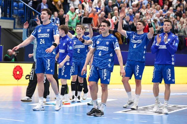 15 02 2026, xKWIx, Handball, DAIKIN HBL, TBV Lemgo Lippe HC Erlangen, PHOENIX CONTACT arena The TBV players cheer with the fans Photo xKamilxWilkowskixPressefotoKochx NRW Germany