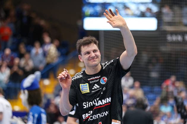 15 02 2026, xKWIx, Handball, DAIKIN HBL, TBV Lemgo Lippe HC Erlangen, PHOENIX CONTACT arena Christoph Steinert HC Erlangen 44 waves to the fans Photo xKamilxWilkowskixPressefotoKochx NRW Germany