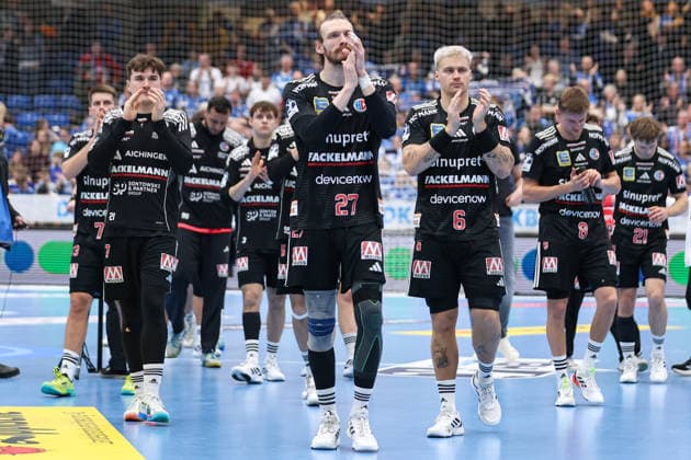 15 02 2026, xKWIx, Handball, DAIKIN HBL, TBV Lemgo Lippe HC Erlangen, PHOENIX CONTACT arena The team from Erlangen applauds the fans Photo xKamilxWilkowskixPressefotoKochx NRW Germany