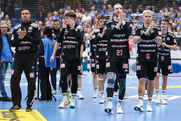 15 02 2026, xKWIx, Handball, DAIKIN HBL, TBV Lemgo Lippe HC Erlangen, PHOENIX CONTACT arena The team from Erlangen applauds the fans Photo xKamilxWilkowskixPressefotoKochx NRW Germany