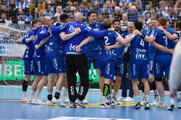 15 02 2026, xKWIx, Handball, DAIKIN HBL, TBV Lemgo Lippe HC Erlangen, PHOENIX CONTACT arena The TBV players jumping in a circle after the final whistle Photo xKamilxWilkowskixPressefotoKochx NRW Germany