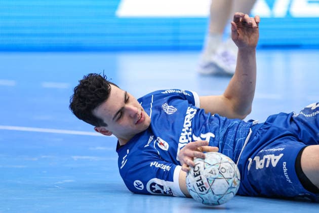15 02 2026, xKWIx, Handball, DAIKIN HBL, TBV Lemgo Lippe HC Erlangen, PHOENIX CONTACT arena Samuel Zehnder TBV Lemgo Lippe 4 on the ground Photo xKamilxWilkowskixPressefotoKochx NRW Germany