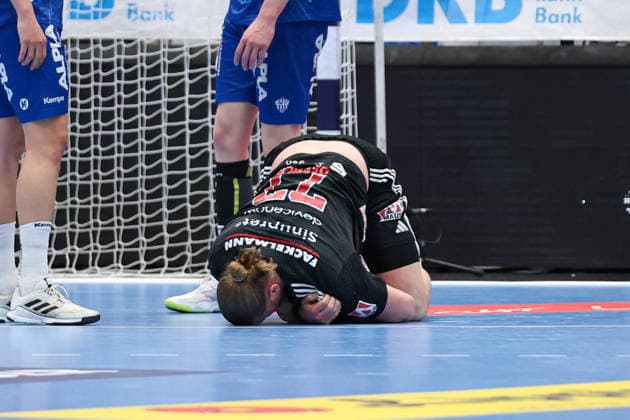 15 02 2026, xKWIx, Handball, DAIKIN HBL, TBV Lemgo Lippe HC Erlangen, PHOENIX CONTACT arena Maciej Gebala HC Erlangen 77 injured on the ground Photo xKamilxWilkowskixPressefotoKochx NRW Germany