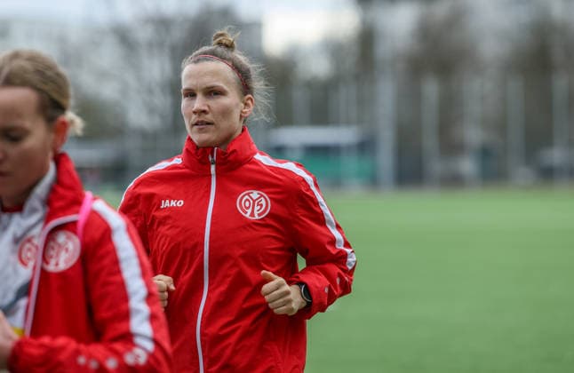 GER, Frankfurt, Eintracht Frankfurt II vs FSV Mainz 05, 2 Womens Bundesliga, Football, DFB, Season 2025 2026, Stadion am Brentanobad, 17 Matchday in picture Nadine Anstatt 1 FSV Mainz 05 Women 27 DFB DFL REGULATIONS PROHIBIT ANY USE OF PHOTOGRAPHS AS IMAGE SEQUENCES AND OR QUASI VIDEO, 15 02 2026 Copyright: HMBxMedia HendrikxHamelau