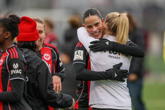 GER, Frankfurt, Eintracht Frankfurt II vs FSV Mainz 05, 2 Frauen Bundesliga, Fußball, DFB, Spielzeit 2025 2026, Stadion am Brentanobad, 17 Spieltag im Bild v l Mina Matijevic Eintracht Frankfurt herzt Trainerin Kim Fellhauer Trainerin Eintracht Frankfurt Frauen II nach dem Sieg DFB DFL REGULATIONS PROHIBIT ANY USE OF PHOTOGRAPHS AS IMAGE SEQUENCES AND OR QUASI VIDEO, 15 02 2026 Copyright: HMBxMedia HendrikxHamelau