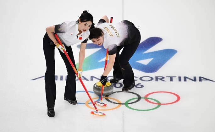 (260215) -- CORTINA D AMPEZZO, Feb. 15, 2026 -- Jiang Jiayi (L) and Dong Ziqi of China compete during the curling women round robin session 6 match between China and the United States at the 2026 Milan-Cortina Winter Olympics in Cortina, Italy, Feb. 15, 2026. ) (MICO2026)ITALY-CORTINA D AMPEZZO-OLYMPIC Winter games, Winterspiele,Spiele, Summer games CURLING-WOMEN-ROUND ROBIN LianxYi 