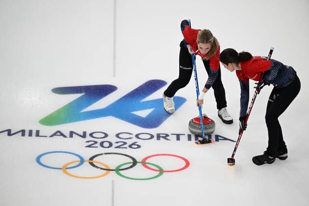 (260215) -- CORTINA D AMPEZZO, Feb. 15, 2026 -- Taylor Anderson-Heide (L) of the United States competes during the curling women round robin session 6 match between China and the United States at the 2026 Milan-Cortina Winter Olympics in Cortina, Italy, Feb. 15, 2026. ) (MICO2026)ITALY-CORTINA D AMPEZZO-OLYMPIC Winter games, Winterspiele,Spiele, Summer games CURLING-WOMEN-ROUND ROBIN LianxYi 
