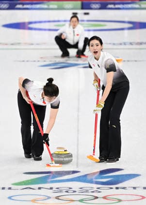 (260215) -- CORTINA D AMPEZZO, Feb. 15, 2026 -- Jiang Jiayi (R) of China competes during the curling women round robin session 6 match between China and the United States at the 2026 Milan-Cortina Winter Olympics in Cortina, Italy, Feb. 15, 2026. ) (MICO2026)ITALY-CORTINA D AMPEZZO-OLYMPIC Winter games, Winterspiele,Spiele, Summer games CURLING-WOMEN-ROUND ROBIN LianxYi 