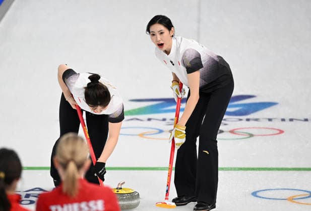 (260215) -- CORTINA D AMPEZZO, Feb. 15, 2026 -- Jiang Jiayi (R) of China competes during the curling women round robin session 6 match between China and the United States at the 2026 Milan-Cortina Winter Olympics in Cortina, Italy, Feb. 15, 2026. ) (MICO2026)ITALY-CORTINA D AMPEZZO-OLYMPIC Winter games, Winterspiele,Spiele, Summer games CURLING-WOMEN-ROUND ROBIN LianxYi 