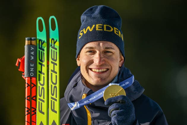 (260215) -- ANTERSELVA, Feb. 15, 2026 -- Gold medalist Martin Ponsiluoma of Sweden poses for photos during the awarding ceremony of the biathlon men s 12.5km pursuit at the 2026 Milan-Cortina Winter Olympics in Anterselva, Italy, Feb. 15, 2026. ) (MICO2026)ITALY-ANTERSELVA-OLYMPIC Winter games, Winterspiele,Spiele, Summer games BIATHLON-MEN S 12.5KM PURSUIT JiangxHan 