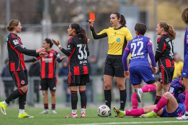 GER, Frankfurt, Eintracht Frankfurt II vs FSV Mainz 05, 2 Frauen Bundesliga, Football, DFB, Season 2025 2026, Stadion am Brentanobad, 17 Matchday in the picture v l Ilyada Acikgöz Eintracht Frankfurt meets Tamar Goren 1 FSV Mainz 05 Women 13 and sees the red card from referee Lea Kretschmar DFB DFL REGULATIONS PROHIBIT ANY USE OF PHOTOGRAPHS AS IMAGE SEQUENCES AND OR QUASI VIDEO, 15 02 2026 Copyright: HMBxMedia HendrikxHamelau