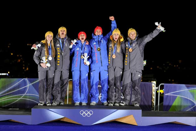 OLYMPICS - Winter Olympic Games, Olympische Spiele, Olympia, OS Milano Cortina 2026 CORTINA D AMPEZZO,ITALY,15.FEB.26 - OLYMPICS, SKELETON - Winter Olympic Games Milano Cortina 2026, mixed team, medal ceremony. Image shows Susanne Kreher, Axel Jungk (GER), Tabitha Stoeckert, Matt Weston (GBR), Jacqueline Pfeifer, Christopher Grotheer (GER). Keywords: medal.  GEPAxpictures xMaticxKlansek