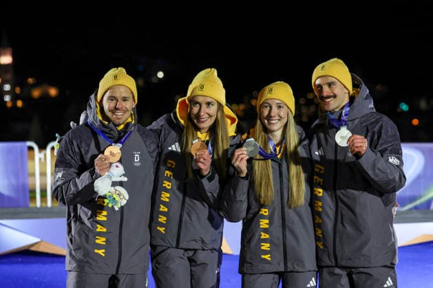 OLYMPICS - Winter Olympic Games, Olympische Spiele, Olympia, OS Milano Cortina 2026 CORTINA D AMPEZZO,ITALY,15.FEB.26 - OLYMPICS, SKELETON - Winter Olympic Games Milano Cortina 2026, mixed team, medal ceremony. Image shows Susanne Kreher, Axel Jungk, Jacqueline Pfeifer, Christopher Grotheer (GER). Keywords: medal.  GEPAxpictures xMaticxKlansek