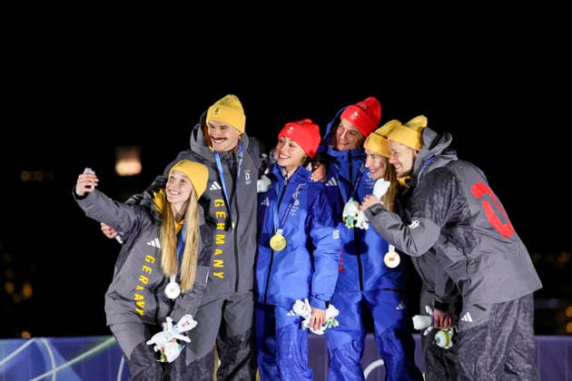 OLYMPICS - Winter Olympic Games, Olympische Spiele, Olympia, OS Milano Cortina 2026 CORTINA D AMPEZZO,ITALY,15.FEB.26 - OLYMPICS, SKELETON - Winter Olympic Games Milano Cortina 2026, mixed team, medal ceremony. Image shows Susanne Kreher, Axel Jungk (GER), Tabitha Stoeckert, Matt Weston (GBR), Jacqueline Pfeifer, Christopher Grotheer (GER). Keywords: medal.  GEPAxpictures xMaticxKlansek