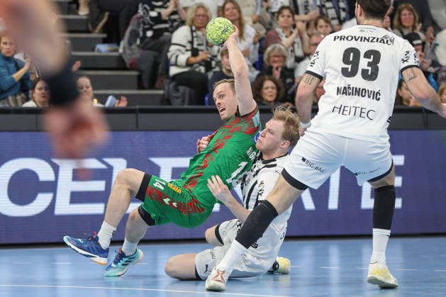 15 02 2026, xgox, Handball Daikin HBL THW Kiel SC Magdeburg emspor, v l Omar Ingi Magnusson Magdeburg, 14 , Eric Johansson Kiel, 21 duel, duel, fight, tackle Kiel