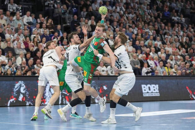 15 02 2026, xgox, Handball Daikin HBL THW Kiel SC Magdeburg emspor, v l Veron Nacinovic Kiel, 93 ,Gisli Thorgeir Kristjansson Magdeburg, 10 , Magnus Landin Jacobsen Kiel, 7 duel, duel, fight, tackle Kiel