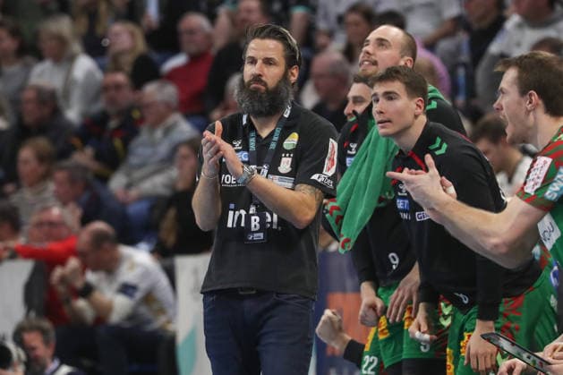 15 02 2026, xgox, Handball Daikin HBL THW Kiel SC Magdeburg emspor, v l Bennet Wiegert Magdeburg, coach gives instructions, gestures with arms, gesticulates, gives instructions Kiel