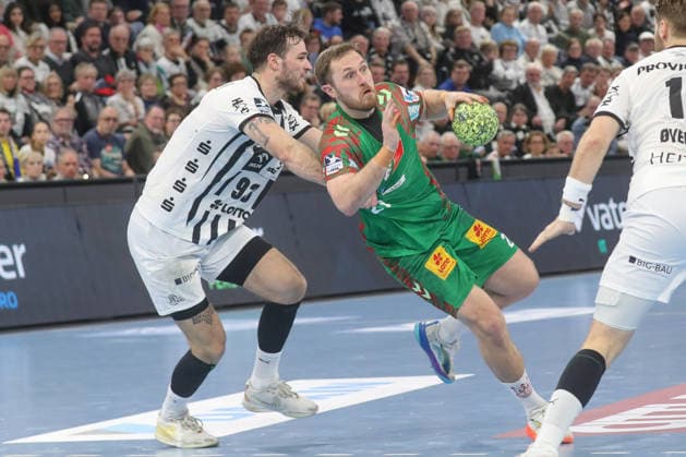 15 02 2026, xgox, Handball Daikin HBL THW Kiel SC Magdeburg emspor, v l Veron Nacinovic Kiel, 93 , Albin Lagergren Magdeburg, 21 duel, duel, fight, tackle Kiel