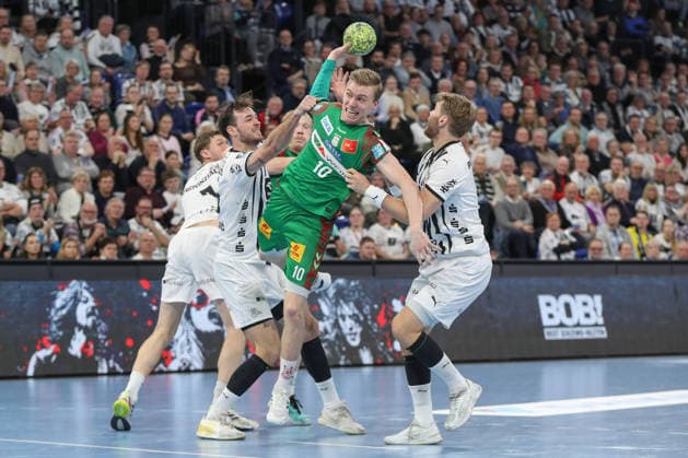15 02 2026, xgox, Handball Daikin HBL THW Kiel SC Magdeburg emspor, v l Veron Nacinovic Kiel, 93 ,Gisli Thorgeir Kristjansson Magdeburg, 10 , Magnus Landin Jacobsen Kiel, 7 duel, duel, fight, tackle Kiel