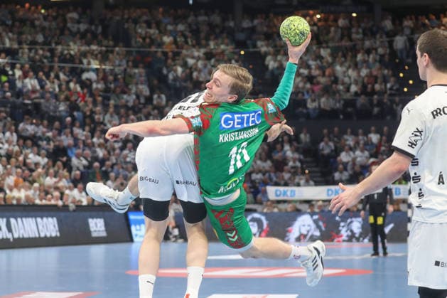 15 02 2026, xgox, Handball Daikin HBL THW Kiel SC Magdeburg emspor, v l Hendrik Pekeler Kiel, 61 , Gisli Thorgeir Kristjansson Magdeburg, 10 duel, duel, fight, tackle Kiel