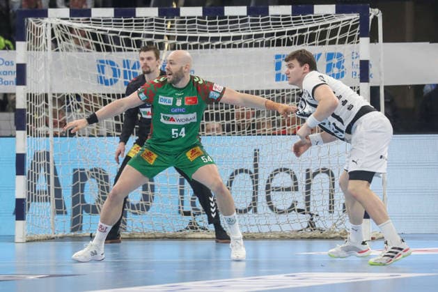 15 02 2026, xgox, Handball Daikin HBL THW Kiel SC Magdeburg emspor, v l Oscar Bergendahl Magdeburg, 54 , Lukas Laube Kiel, 20 duel, duel, fight, tackle Kiel