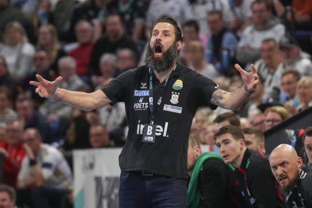 15 02 2026, xgox, Handball Daikin HBL THW Kiel SC Magdeburg emspor, v l Bennet Wiegert Magdeburg, Coach Complains, complains, scolds Kiel