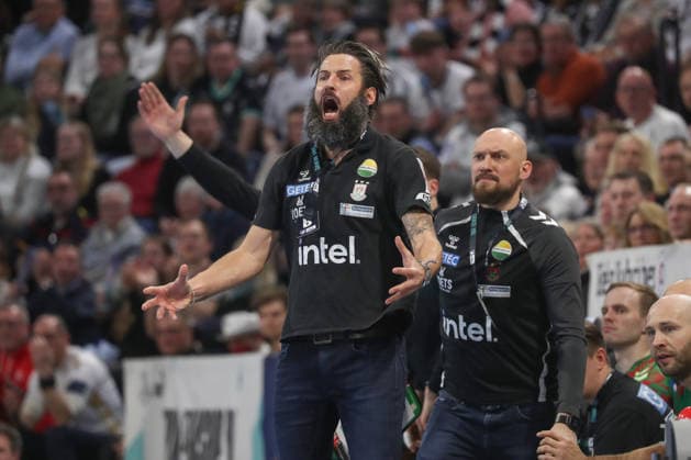 15 02 2026, xgox, Handball Daikin HBL THW Kiel SC Magdeburg emspor, v l Bennet Wiegert Magdeburg, Coach Complains, complains, scolds Kiel