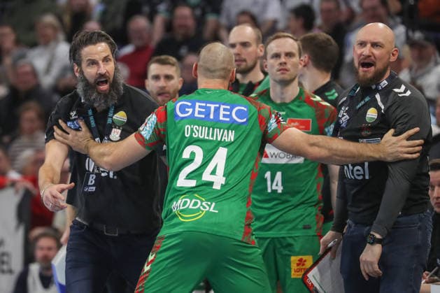15 02 2026, xgox, Handball Daikin HBL THW Kiel SC Magdeburg emspor, f l Christian O Sullivan Magdeburg, 24 holds Yves Grafenhorst Magdeburg, co-coach and Bennet Wiegert Magdeburg, coach on Kiel