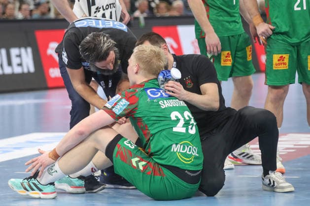 15 02 2026, xgox, Handball Daikin HBL THW Kiel SC Magdeburg emspor, v l Magnus Saugstrup Magdeburg, 23 sits on the floor and Bennet Wiegert Magdeburg, coach looks after him Kiel