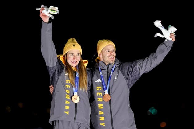 OLYMPICS - Winter Olympic Games, Olympische Spiele, Olympia, OS Milano Cortina 2026 CORTINA D AMPEZZO,ITALY,15.FEB.26 - OLYMPICS, SKELETON - Winter Olympic Games Milano Cortina 2026, mixed team, medal ceremony. Image shows the rejoicing of Jacqueline Pfeifer and Christopher Grotheer (GER).  GEPAxpictures xMaticxKlansek