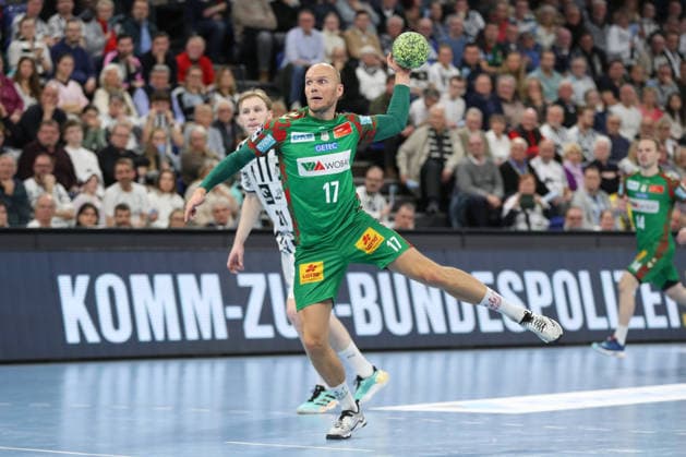 15 02 2026, xgox, Handball Daikin HBL THW Kiel SC Magdeburg emspor, v l Tim Hornke Magdeburg, 17 at the seven-meter Kiel