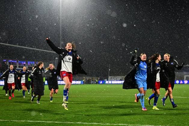 Pauline Machtens 28 Hamburger SV , Lea Paulick 25 Hamburger SV , Paulina Bartz 37 Hamburger SV , Svea Stoldt 8 Hamburger SV and Melanie Brunnthaler 11 Hamburger SV celebrate together on the pitch GPFBL TSG Hoffenheim Hamburger SV Copyright: xMichaelxGelhardtx