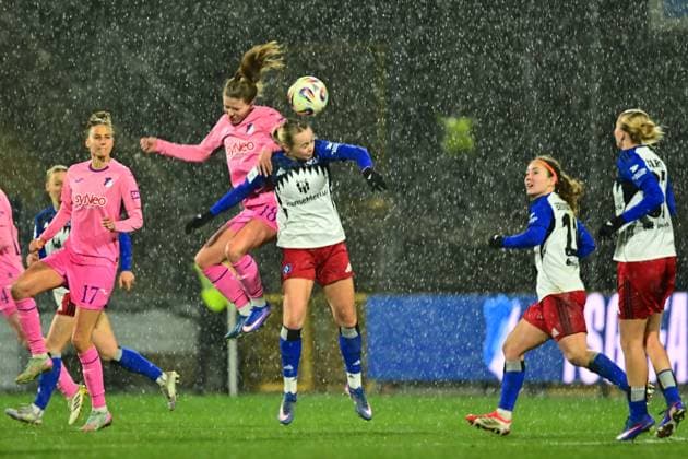Franziska Harsch 17 TSG Hoffenheim in a header duel with Melanie Brunnthaler 11 Hamburger SV in heavy rain GPFBL TSG Hoffenheim Hamburger SV Copyright: xMichaelxGelhardtx