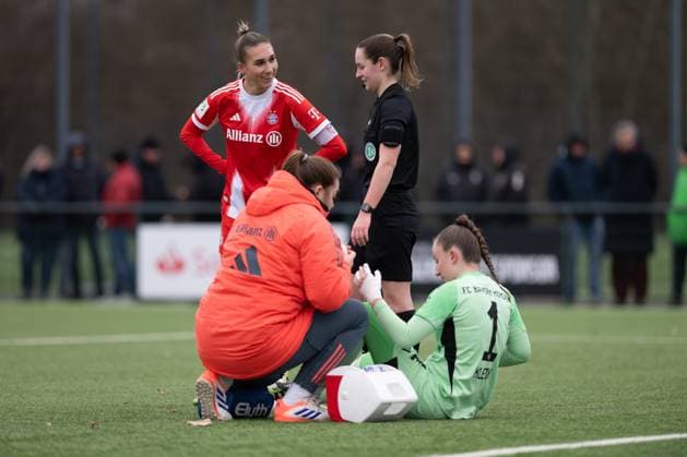 Sophie Klein 1 FC Bayern Muenchen being treated, Jana Kappes 20 FC Bayern Muenchen in conversation with referee Antonia Tucholski, Borussia Moenchengladbach FC Bayern Muenchen II, Soccer, 2 Bundesliga Women, Matchday 17, 15 02 2026 Moenchengladbach North Rhine-Westphalia Germany Copyright: xkolbert-press MarkusxVerwimpx