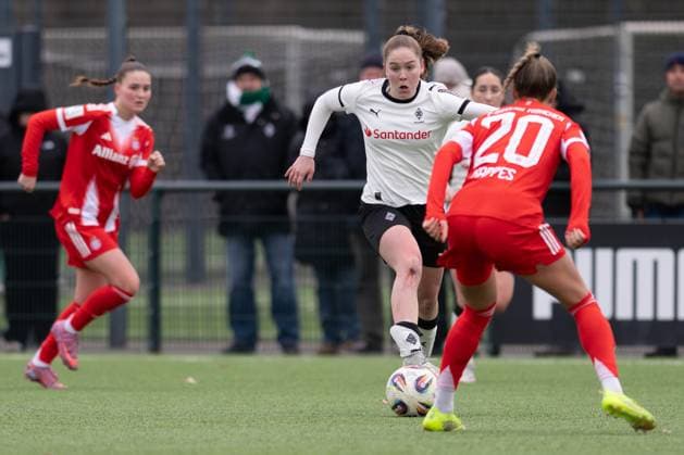 duel Suus van der Drift 21 Borussia Moenchengladbach vs Jana Kappes 20 FC Bayern Muenchen , Borussia Moenchengladbach FC Bayern Muenchen II, Soccer, 2 Bundesliga Women, Matchday 17, 15 02 2026 Moenchengladbach Nordrhein Westfalen Germany Copyright: xkolbert-press MarkusxVerwimpx