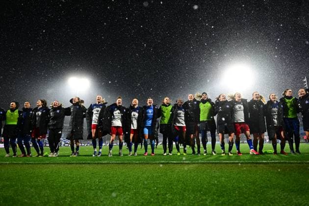 Svea Stoldt 8 Hamburger SV , Paulina Bartz 37 Hamburger SV , Mia Büchele 17 Hamburger SV , Gloria Sliskovic 44 Hamburger SV , Melina Krüger 9 Hamburger SV and Nigar Mirzaliyeva 4 Hamburger SV celebrate together in the rain GPFBL TSG Hoffenheim Hamburger SV Copyright: xMichaelxGelhardtx