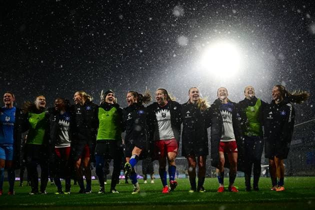 Camilla Linberg 47 Hamburger SV , Gloria Sliskovic 44 Hamburger SV , Lea Paulick 25 Hamburger SV , Magou Doucoure 2 Hamburger SV , Melanie Brunnthaler 11 Hamburger SV , Paulina Bartz 37 Hamburger SV , Pauline Machtens 28 Hamburger SV and Svea Stoldt 8 Hamburger SV celebrate together in the rain GPFBL TSG Hoffenheim Hamburger SV Copyright: xMichaelxGelhardtx