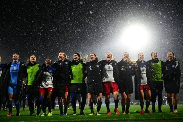 Paulina Bartz 37 Hamburger SV , Svea Stoldt 8 Hamburger SV , Maria Mikolajova 27 Hamburger SV , Lea Paulick 25 Hamburger SV and Gloria Sliskovic 44 Hamburger SV celebrate together in the rain GPFBL TSG Hoffenheim Hamburger SV Copyright: xMichaelxGelhardtx